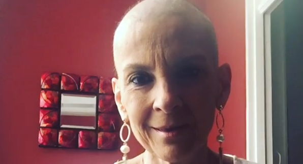 Ludmila Ferber exibe cabeça raspada em tratamento contra o câncer.