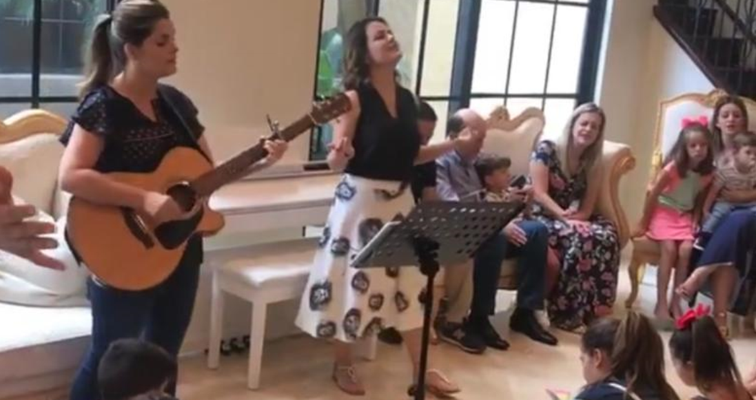 Ana Paula Valadão abre igreja na sala de sua casa nos EUA.