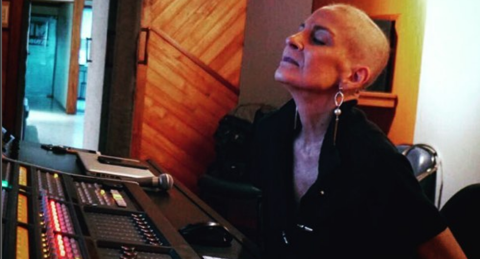 Ludmila Ferber começa a gravar novo CD em meio à câncer.