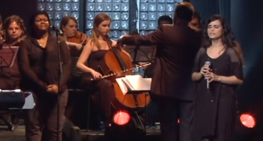 Aline Barros no DVD 20 Anos com a back-vocal Rejane do lado.