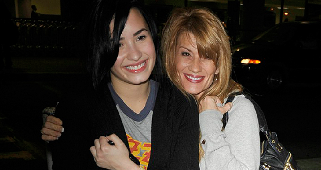 Demi Lovato e sua mãe. Reprodução.