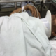 Pastor Abílio Santana em maca de hospital após acidente.