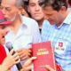 Fernando Haddad recebe Bíblia de presente em ato.