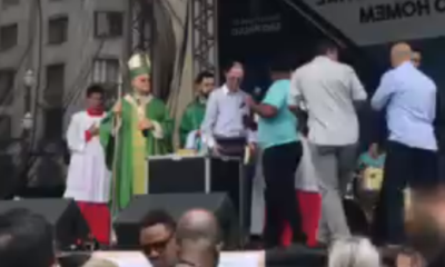 Arcebispo de São Paulo, Dom Odilo sobe em palco evangélico para reclamar.