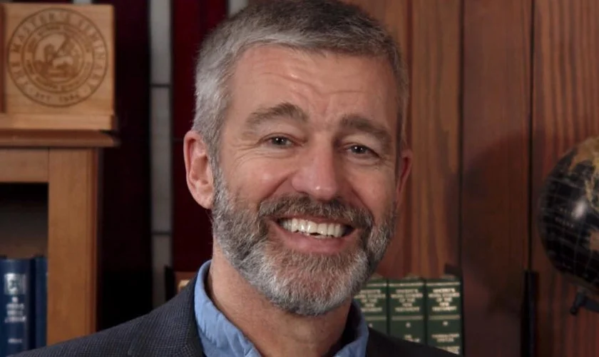 Fundador da HeartCry Missionary Society, Paul Washer, passa por
